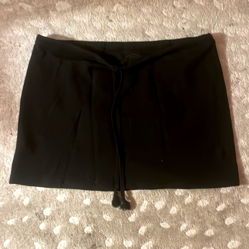 The cutest black mini skirt